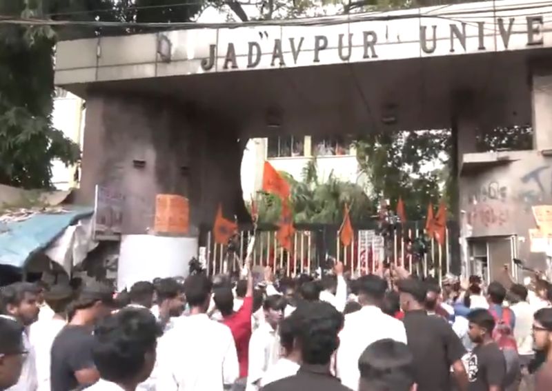 যাদবপুরের অশান্তি: গণতন্ত্র কি কেবল বামপন্থীদের জন্য?
